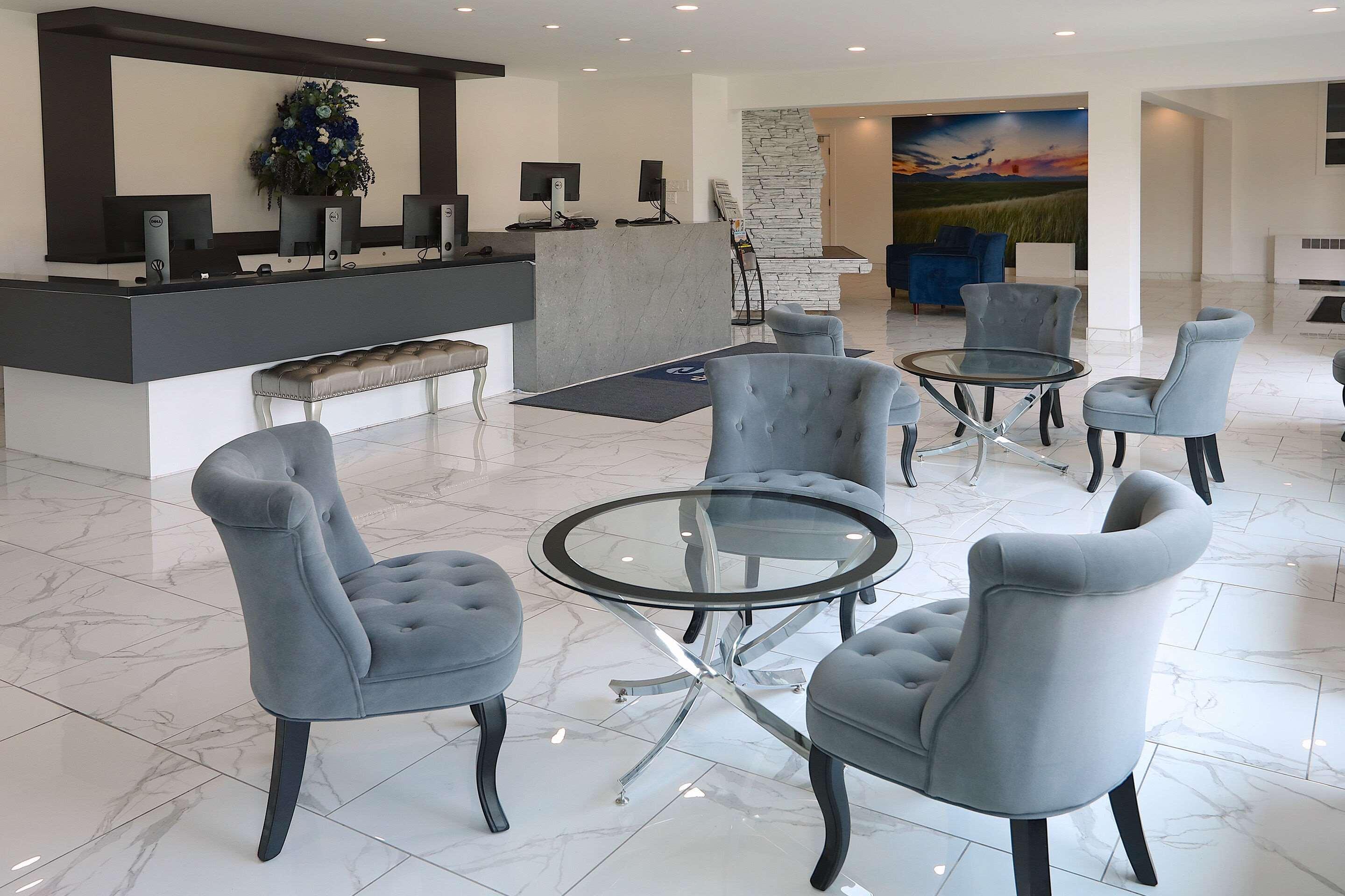 Отель Clarion Pointe Медисин-Хат Экстерьер фото