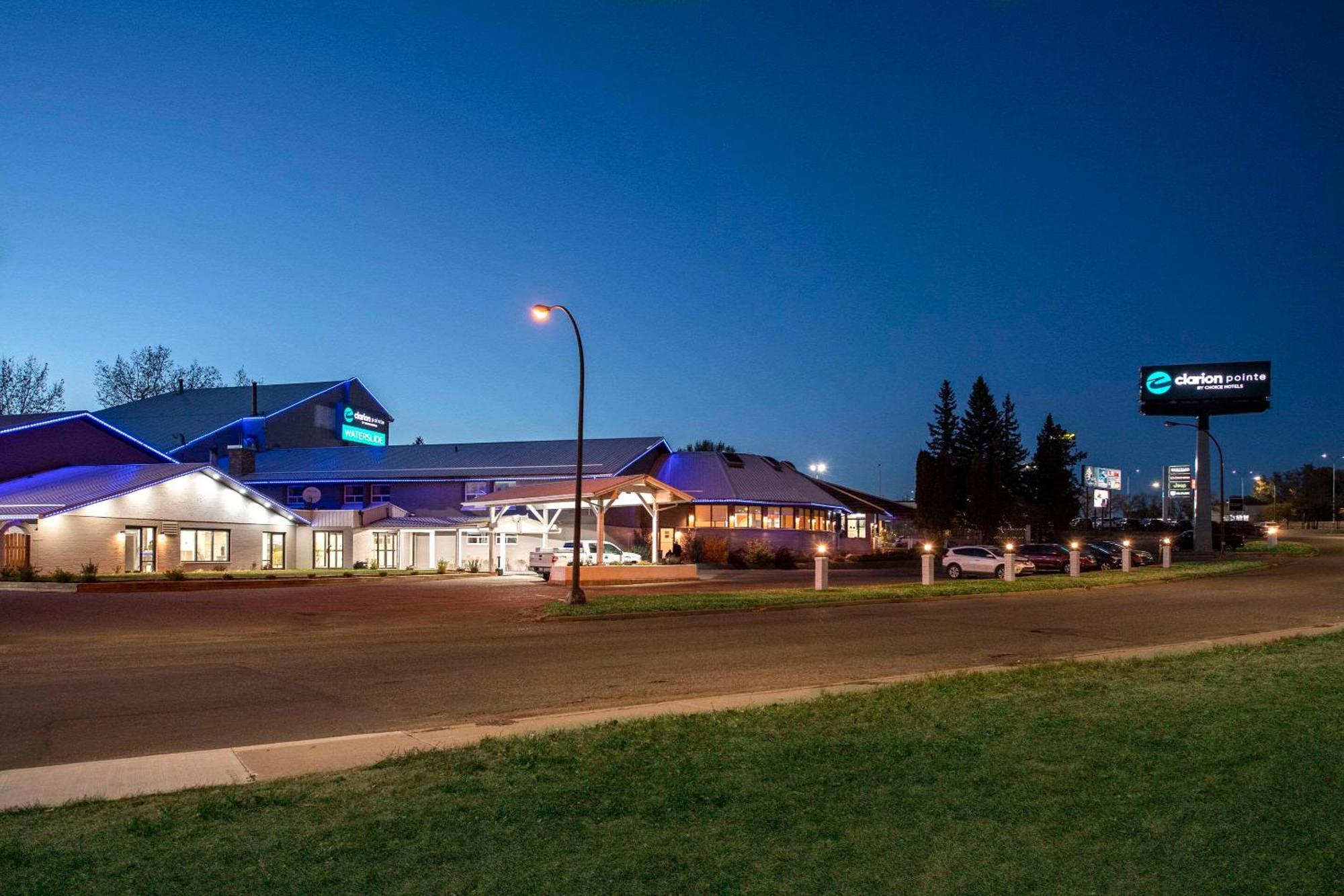 Отель Clarion Pointe Медисин-Хат Экстерьер фото